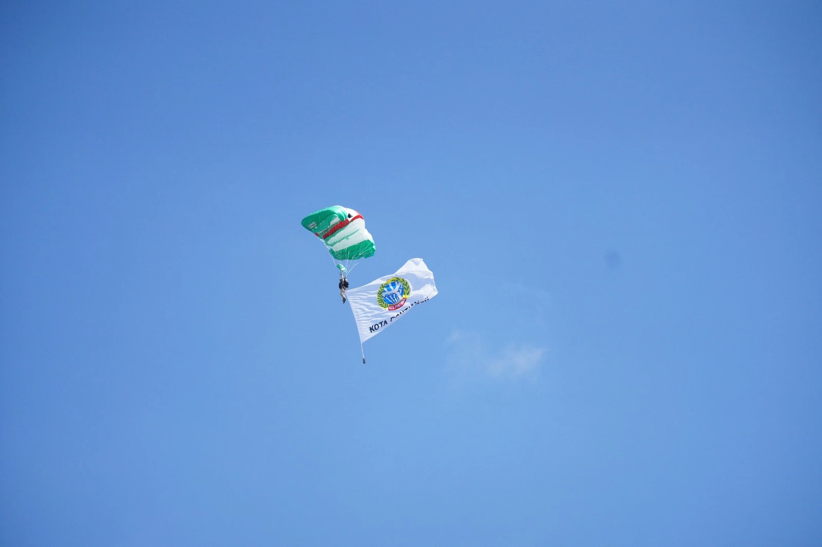 Atraksi Terjun Payung dan Dentuman Meriam Semarak Hari Jadi Pontianak